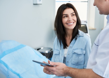 A smiling patient consults a Reprofit doctor about the embryo transfer procedure and how to prepare for it.